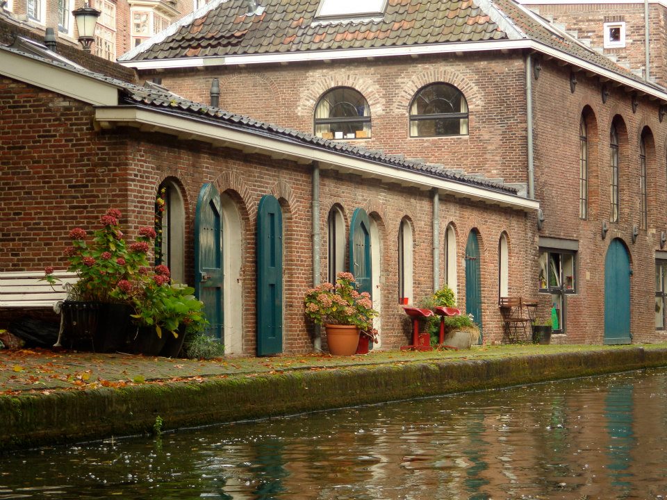 Oudegracht, canal construído na SÉCULO XII (12!!!!)